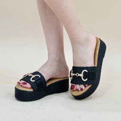 Sabot femme souriantee