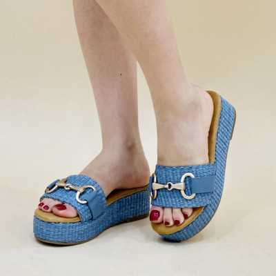 Sabot femme souriantee